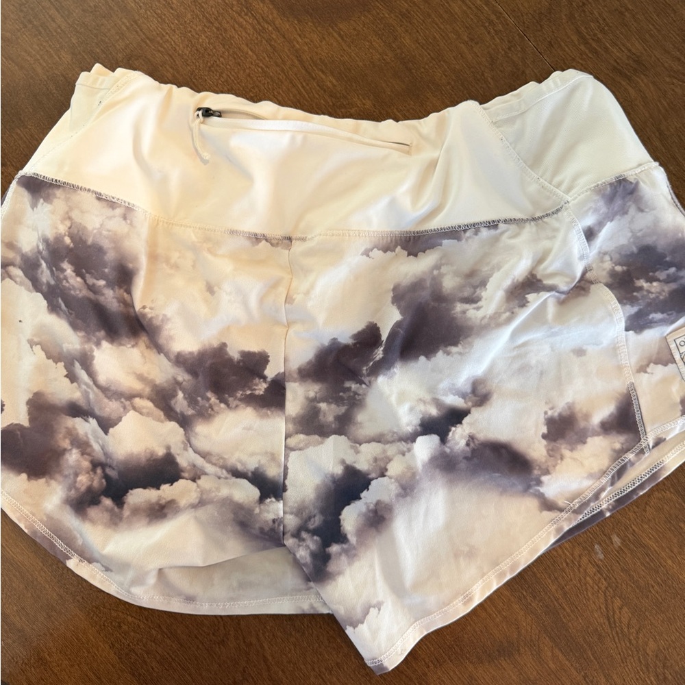 oiselle Women's Athletic Shorts in White and Gray Cloud Print - Picture 4 of 6